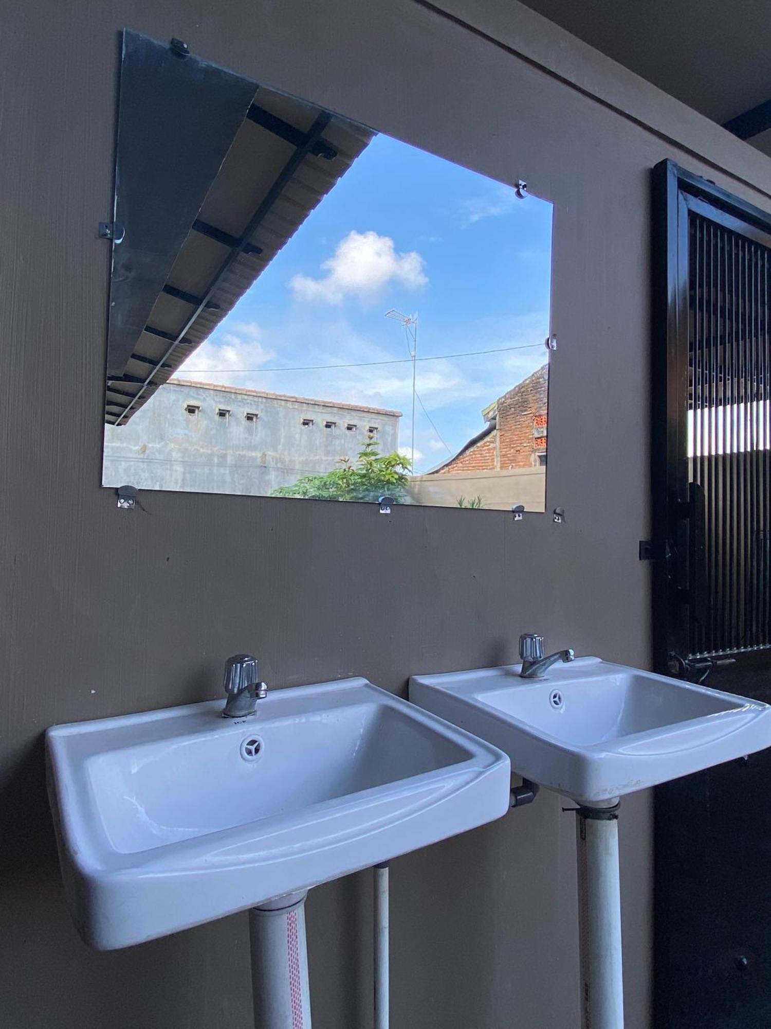 Good Feeling Banyuwangi Hostel Бануванги Екстериор снимка